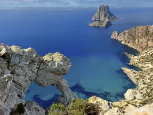 Es Vedra, Es Vedranell und Atlantis (Sa Pedrera) auf der rechten Seite.